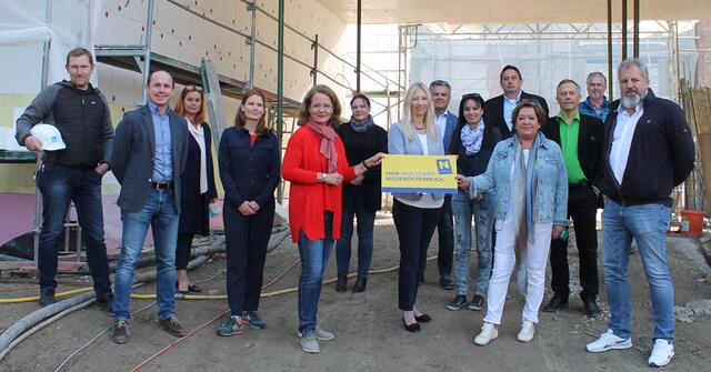 WRS Baumanagement Bauleiter Stefan Ager und Bereichsleiter Michael Schwarz, Direktorin Petra Hentschl-Hegendorfer, Architektin Anna Lindner, Landesrätin Christiane Teschl-Hofmeister, Gemeinderätin Barbara Rotter, Bürgermeisterin Monika Obereigner-Sivec, Gemeinderat
Peter Cepuder, Hortleiterin Maria David, Stadtrat Gottfried Rotter, Dritte Landtagspräsidentin Karin Renner, Stadtrat Andreas Vanek, Gemeinderat Reinhard Wachmann, Vizebürgermeister Robert Fehervary.