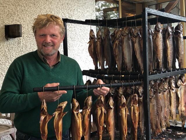 Die fangfrischen Fische aus dem See werden sorgsam über Buchenholz geräuchert.