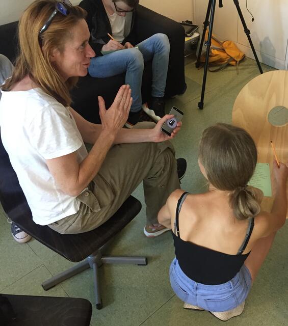 Sarah Maria Kretschmer begleitete die Jugendlichen durch den Workshop. | Foto: Sarah Maria Kretschmer