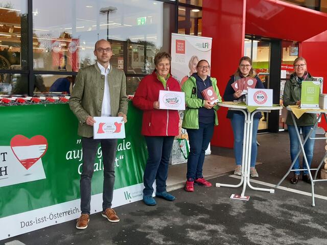 Aktionstag Leibnitz (v.l.): Kammerobmann Leibnitz Christoph Zirngast, Bezirksbäuerin Leibnitz Grete Kirchleitner, Seminarbäuerin Elisabeth Klein, Landjugendbetreuerin Magdalena Rauter, Beraterin der Landwirtschaftskammer Claudia Doppler.