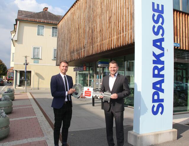 Stefan Jelen (rechts) übergibt seinem Nachfolger Raphael Thun-Hohenstein den symbolischen Schlüssel zur Filiale in St. Andrä