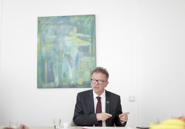 Sozialminister Rudolf Anschober spricht sich für weitere Erhöhungen des Arbeitslosengeldes aus. Auch eine Vermögenssteuer steht für ihn zur Debatte.