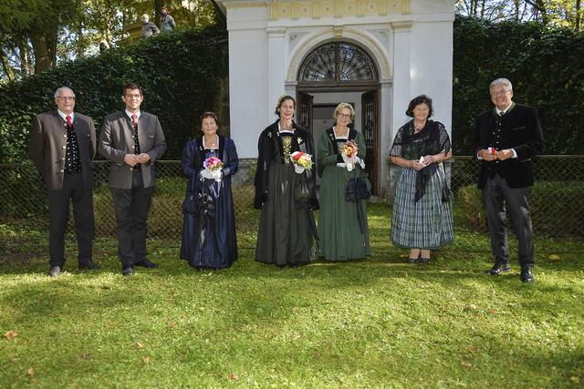 In St. Georgen am Längsee, Schloss Rottenstein: Konrad Seunig, Martin Gruber, Direktorin Belinda Marktl und Peter Kaiser mit Vertreterinnen der Kulturvereine