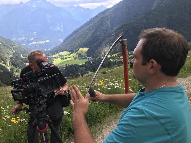 Bergbauer Sauper beim Sensenschleifen in Mallnitz.