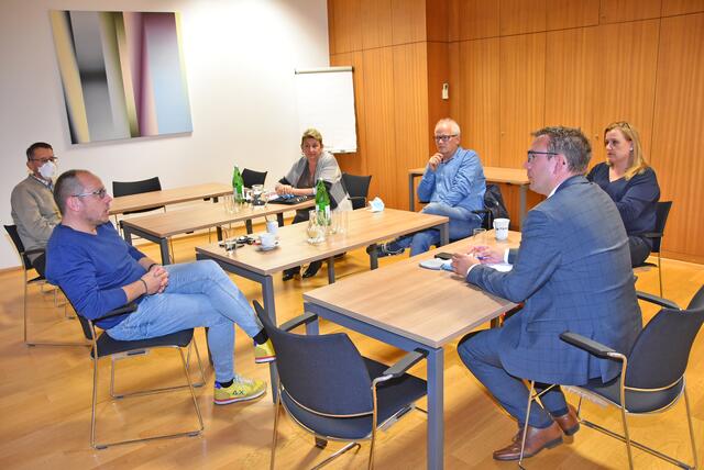 Bürgermeister Christian Haberhauer und Gesundheitsstadträtin Beate Hochstrasser im Gespräch mit den Amstettner Hausärzten Manfred Thomanek, Gerd Stix, Gerhard Walter und Silvia Reisner-Reininger.