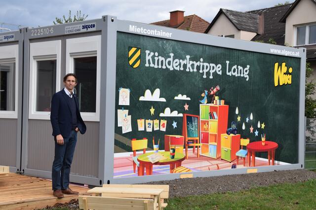 Bürgermeister Joachim Schnabel zeigt die provisorische Kinderkrippe, die mitten im Ortszentrum steht.