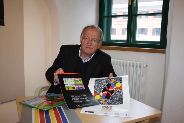 Wilfried Kuß mit einigen seiner Werke.
