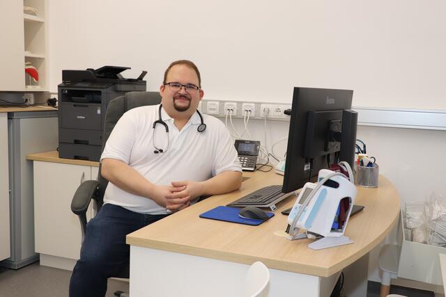 Allgemeinmediziner Dr. Phillip Verdi behandelt ab sofort Patienten in seiner neuen Praxis in Großpetersdorf