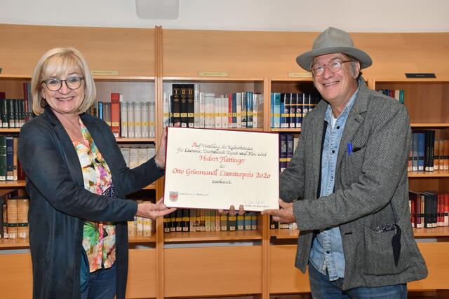 Kulturlandesrätin Beate Palfrader überreicht Hubert Flattinger den Otto Grünmandl Literaturpreis 2020.
