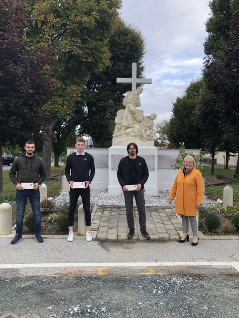 Drei junge Unterwarter erhielten Gutscheine: Lukas Halwachs, Niklas Szabo, Zalán Bodó und Bürgermeisterin Klara Liszt | Foto: Gemeinde Unterwart