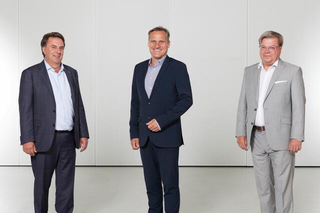 Landesobmann und WKNÖ-Präsident Wolfgang Ecker und WBNÖ-Direktor Harald Servus gratulieren Gert Zaunbauer zur doppelten Wahl als Fachgruppen-Obmann.