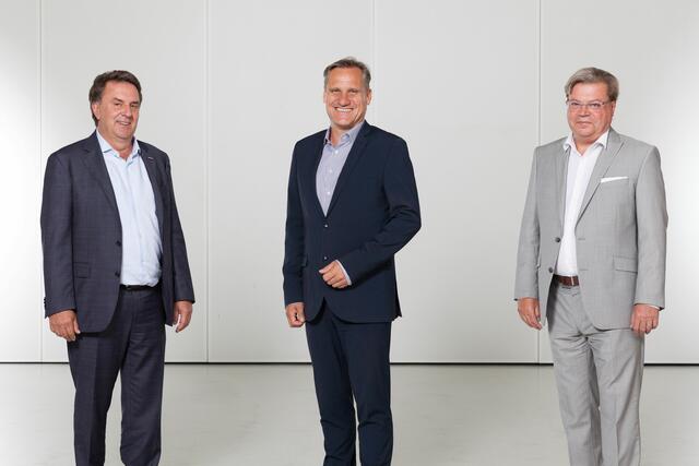 Landesobmann und WKNÖ-Präsident Wolfgang Ecker und WBNÖ-Direktor Harald Servus gratulieren Gert Zaunbauer zur doppelten Wahl als Fachgruppen-Obmann.  | Foto: WBNÖ