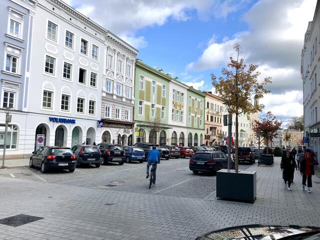 Hier am Oberen Hauptplatz werden von 19. bis 23. Oktober die Pflaster neu verfugt.  | Foto: Doms