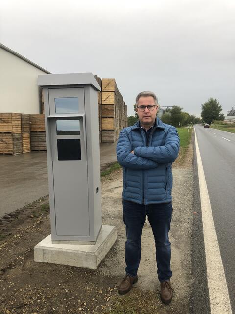 Diese Radarbox steht vor der Ortseinfahrt Halbturn. LA Markus Ulram ortet hier Abzocke der Bürger.