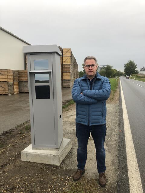 Diese Radarbox steht vor der Ortseinfahrt Halbturn. LA Markus Ulram ortet hier Abzocke der Bürger.  | Foto: ÖVP Neusiedl am See