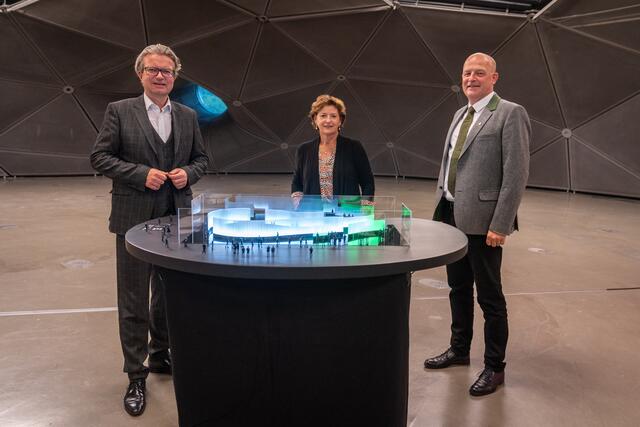 Präsentierten die Steiermark Schau: Die Landesräte Christopher Drexler und Ursula Lackner mit Schladmings Bürgermeister Hermann Trinker | Foto: steiermark.at/Streibl