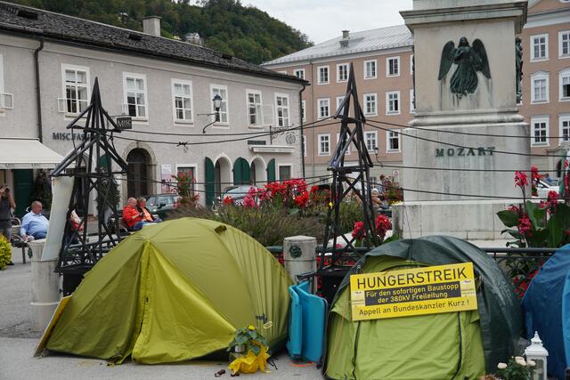 Die Hungerstreiker hoffen auf eine baldige Erlösung, denn zum Hunger kommt nun auch die Kälte. Deshalb freuen sie sich über Haslauers Aufruf zur Deeskalation.