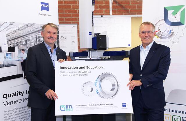 Überreichung der symbolischen Tafel
der Zeiss-Technologie von Wolfgang Farnady (re.) an Gottfried Purkarthofer, Dir. der HTL-Weiz.