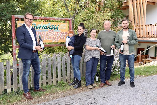 Halbrunder: Bgm. Marcus Martschitsch gratulierte Wolfgang, Andrea, Magdalena, Lukas und dem kleinen Leopold Schmallegger.