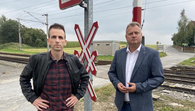 Der Freistädter FPÖ-Stadtrat Harald Schuh und FPÖ-Bezirksparteichef Peter Handlos wollen Klarheit über die Erhaltung des Bahnübergangs in Trölsberg.