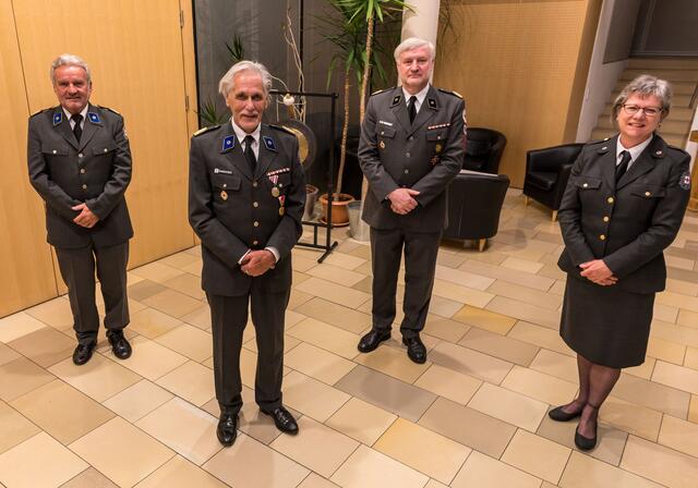 Dem Präsidium des Roten Kreuzes Tirol gehören neben Präsident Günther Ennemoser (vorne) an (v.l.n.r.): Egon Kleinlercher, Thomas Fluckinger, Margit Schäfer sowie Sebastian Strobl (nicht im Bild).