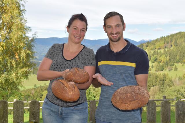 Victoria und Valentin jun. Stubinger führen die Familientradition fort. Einmal in der Woche wird Brot gebacken. | Foto: Friessnegg
