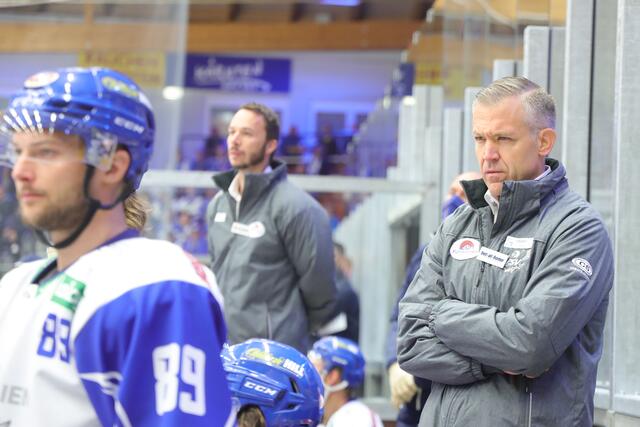 Das Match wird vom neuen Free-TV-Broadcaster der ICE Hockey League, Puls24, ab 19:15 Uhr übertragen: TV und Online-Videostream via puls 24.at.
Darüber hinaus ist das Derby wie gewohnt auch im ORF Radio, und zwar im Kärntner Eishockeymagazin, ab 20:04 Uhr zu hören.