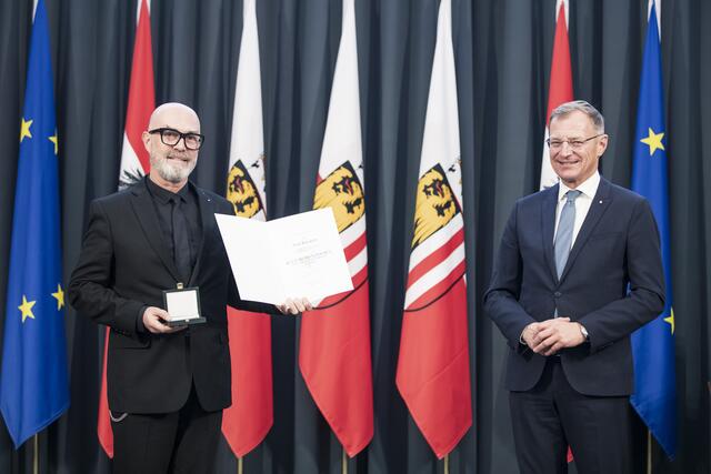Peter Kowatsch (l.) bei der Ehrung durch Landeshauptmann Thomas Stelzer im Linzer Landhaus.
