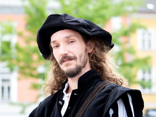 Sebastian Buchner als Maximilian I. führt am 10. Oktober im Museum St. Peter an der Sperr durch die Geschichte der Stadt.