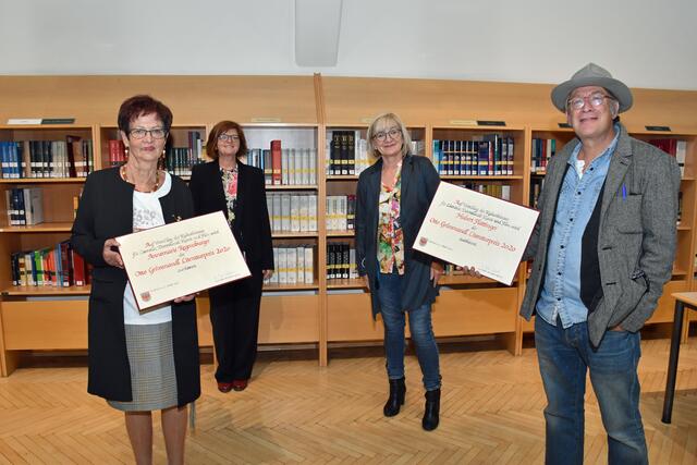 Von links Annemarie Regensburger, Laudatorin Irmgard Bibermann, LRin Beate Palfrader sowie Hubert Flattinger bei der Verleihung des Otto Grünmandl Literaturpreises 2020.
 | Foto: © Land Tirol/Schwarz