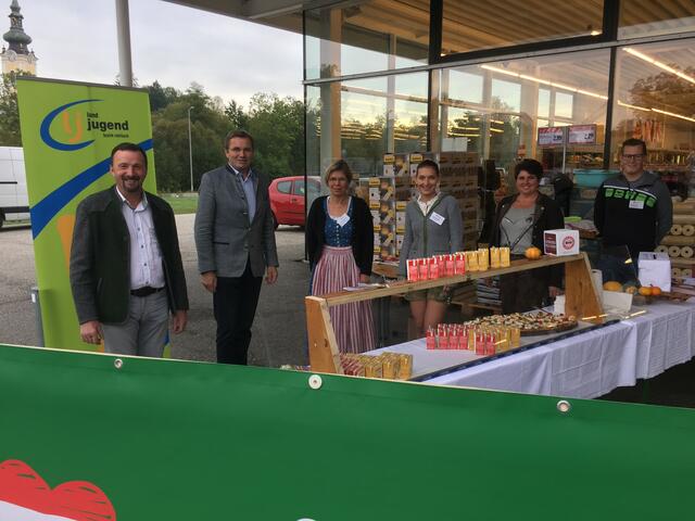 Auf die Wichtigkeit von regionalen Lebensmitteln machten Bezirksbauernkammer-Obmann Landtagsabgeordneter Georg Ecker gemeinsam mit Bezirksbäuerin Michaela Märzinger (2.v.l.) beim Spar-Markt Jauker in Aigen-Schlägl aufmerksam.