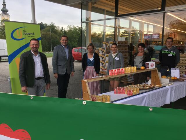 Auf die Wichtigkeit von regionalen Lebensmitteln machten Bezirksbauernkammer-Obmann Landtagsabgeordneter Georg Ecker gemeinsam mit Bezirksbäuerin Michaela Märzinger (2.v.l.) beim Spar-Markt Jauker in Aigen-Schlägl aufmerksam.
 | Foto: OÖVP / Ecker