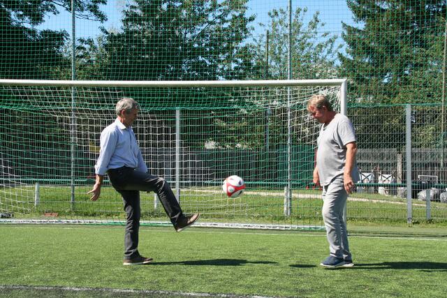 Rudi Wieselthaler und Herbert Bernold (r) testen den neu sanierten Platz aus.