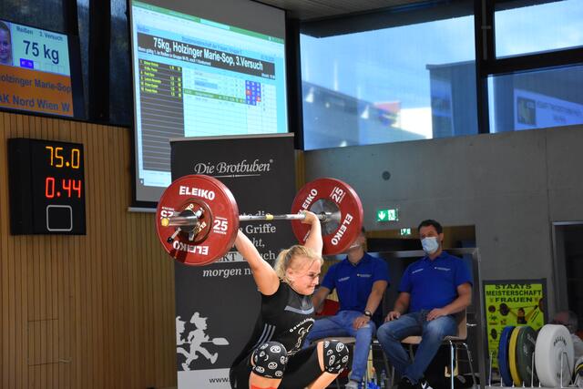 Marie-Sophie Holzinger (AK Nord Wien) bei 75 kg im Reißen was die Silber Medaille bedeutete.
Foto: Conny Högg