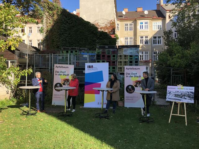 Die Pressekonferenz im grünen Innenhof des Häuserblocks. | Foto: mjp