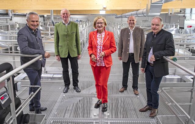 GF Ludwig Holzer, Obmann Franz Bauer, LH Johanna Mikl-Leitner, die Kellermeister Florian Stöger und Franz Arndorfer