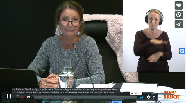 Vizebürgermeisterin Uschi Schwarzl informiert über die Begegnungszone.