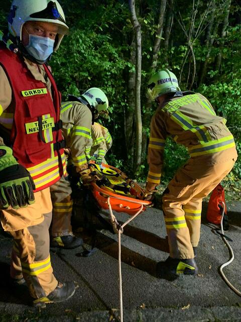 Einsatz in Scheibbs: Eine Person kam in Scheibbs unweit der Römerbrücke unglücklich zu Sturz und musste gerettet werden.