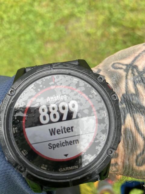 In 17 Stunden legte er 8.899 Höhenmeter zurück.