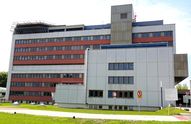 Die ehemalige Chirurgie-Ost am Gelände des Klinikums Klagenfurt am Wörthersee soll geschliffen werden. Der Platz ist für den UKH-Neubau vorgesehen.