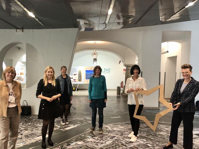 V.l.: Stadträtin Regina Fechter, Kulturstadträtin Doris Lang-Mayerhofer, Frauenbeauftragte Jutta Reisinger, die Künstlerinnen Betty Wimmer und Margit Greinöcker sowie Frauenreferentin Eva Schobesberger.