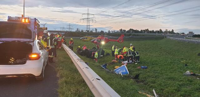 Zu einem schweren Verkehrsunfall kam es auf der A3 – Zahlreiche Einsatzkräfte waren vor Ort.