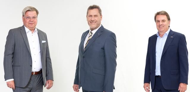 Landesobmann und WKNÖ-Präsident Wolfgang Ecker und WBNÖ Direktor Harald Servus gratulieren Franz Kubena zur Wahl als Fachgruppen-Obmann.