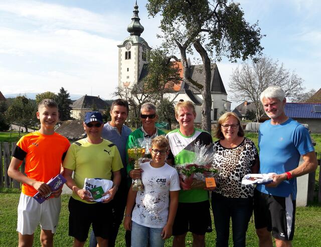 Die Siegerehrung: Maxi Hubmann, Kassier Herbert Hubmann, Vizebürgermeister Gerald Edler, Alois Tenonig, Jonas Kotomisky, Gerald Radl, Anna Primus und Manfred Messner (von links)