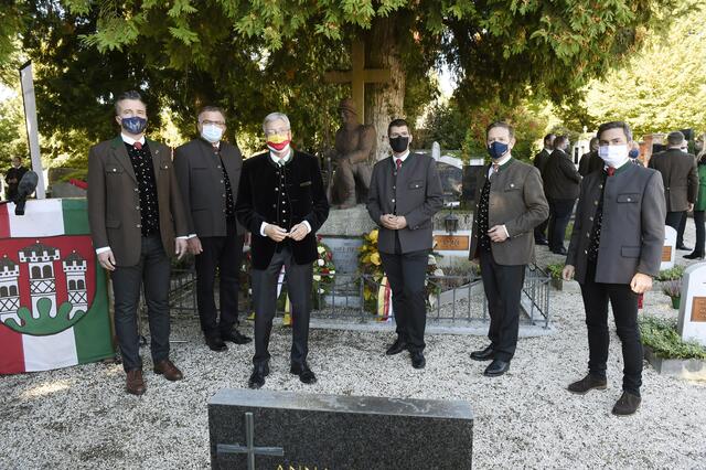 Am Stadtfriedhof in Völkermarkt: Gernot Darmann, Jakob Strauss, Peter Kaiser, Martin Gruber, Christian Benger und Markus Lakounigg (von links)