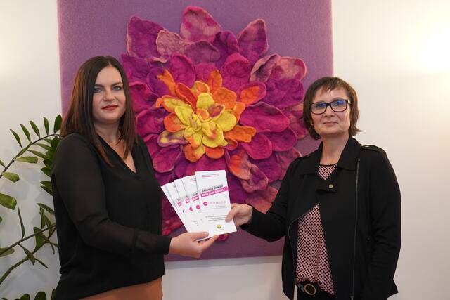 Landeshauptmann-Stellvertreterin Astrid Eisenkopf und Geschäftsführerin Mag.a Karin Behringer-Pfann von der Frauen- und Familienberatungsstelle in Neusiedl am See. | Foto: Andrea Glatzer
