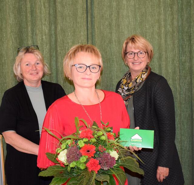 v. l. n . r.: Gemeinderätin Lilli Brauneis, Elisabeth Huber, Bürgermeisterin Maria Pachner