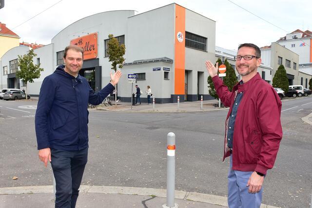 Thomas Kerekes (Grüne) und Markus Österreicher (Neos) wollen einen Gemeindebau auf dem Gebäude des 48er-Tandlers.