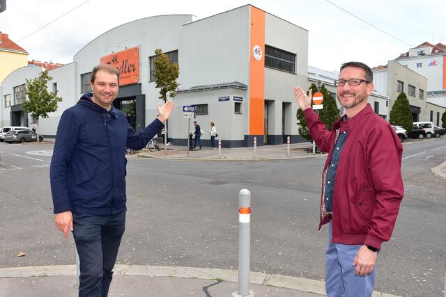 Thomas Kerekes (Grüne) und Markus Österreicher (Neos) wollen einen Gemeindebau auf dem Gebäude des 48er-Tandlers. | Foto: M. Spitzauer