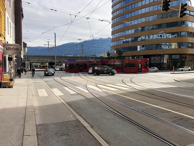 Wenn ein Radler hier zum Hauptbahnhof will, muss er die Fahrspur "Geradeaus" kreuzen
